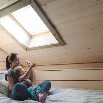 une maman et sa fille sous un velux