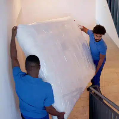 un matelas livré de grande taille livré par l'escalier