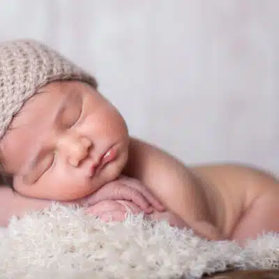 bébé qui dort sur de la laine