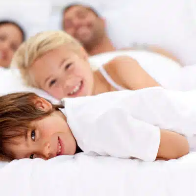 deux enfants et leurs deux parents