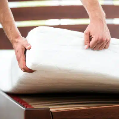 vérification de l'épaisseur d'un matelas par un acheteur