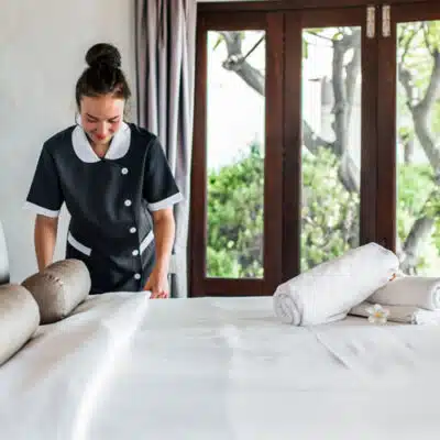 une femme d'entretien dans un hôtel
