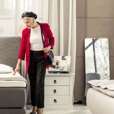 une femme d'un certain âge teste le soutien d'un matelas
