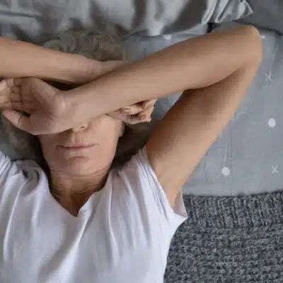 une femme sur un matelas trop vieux
