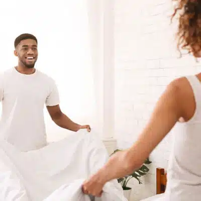 un couple aère sa literie