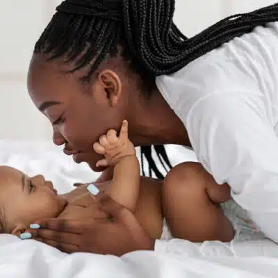 un bisou d'une maman à son bébé