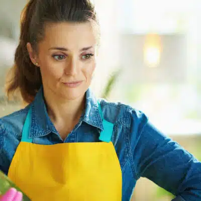une femme veut nettoyer une tâche