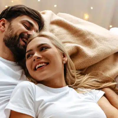 un couple sur un nouveau matelas