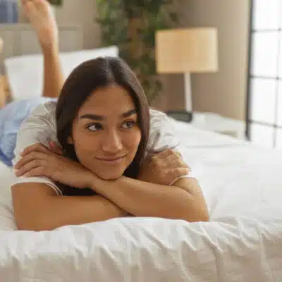 une jeune indienne allongée sur son lit