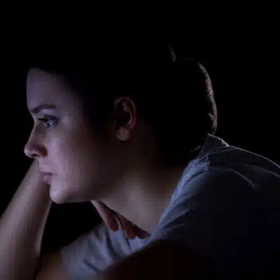 une femme procrastine au lieu d'aller dormir