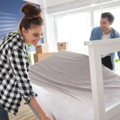 un matelas est retourné par un couple