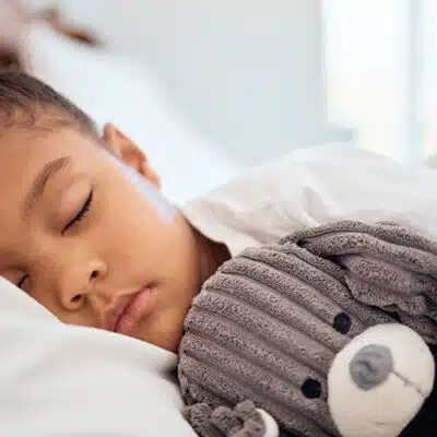 petite fille et ourson qui dorment ensemble