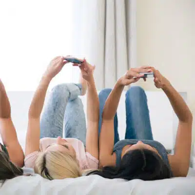 utiliser smartphone au lit