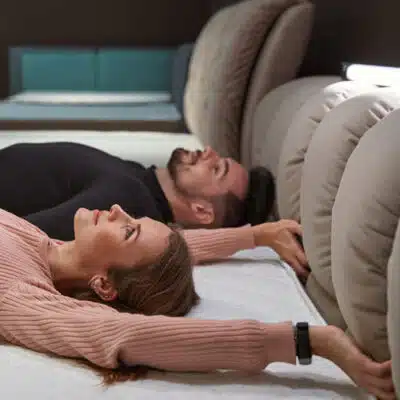 essai d'une literie en magasin