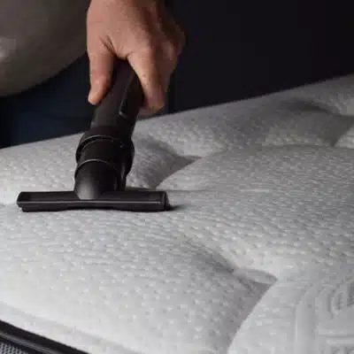 on passe l'apirateur sur le matelas pour supprimer les acariens