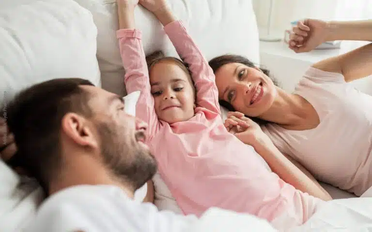 une famille au lit