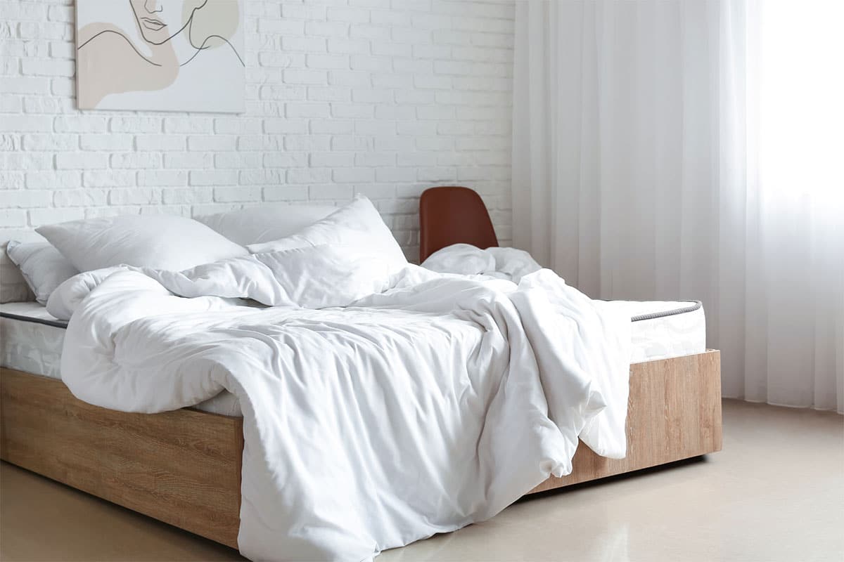 un lit moderne en bois avec une couette