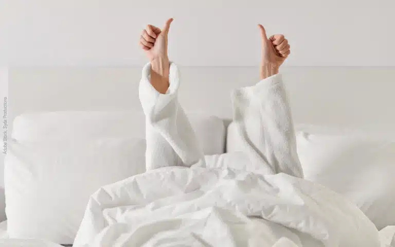 un dormeur fait un signe de pouce positif