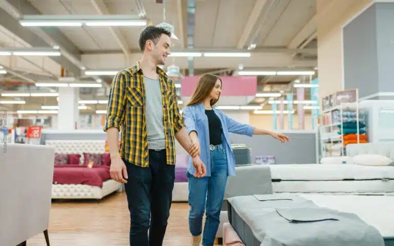 un jeune couple dans un magasin de matelas
