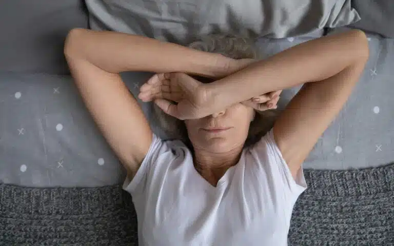 femme d'âge moyen sur un matelas médiocre