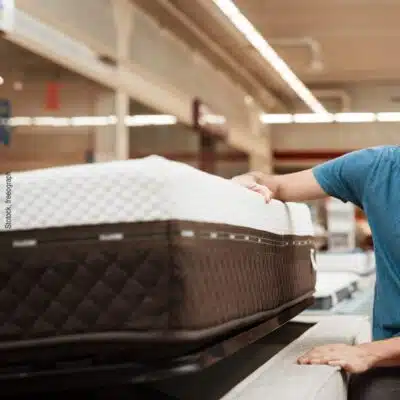 un homme examine un sommier électrique