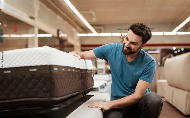 un homme examine un sommier électrique