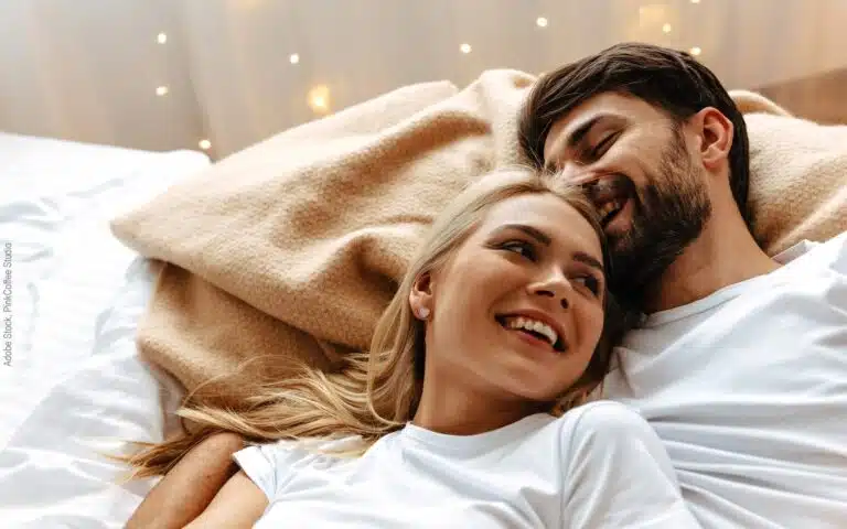 couple souriant sur couverture