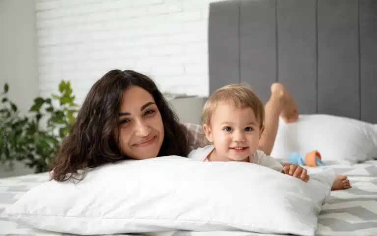 une maman et sa petite fille la tête sur l'oreiller