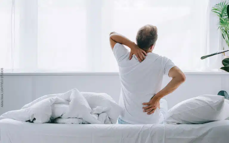 un homme s'étire car il a mal au dos