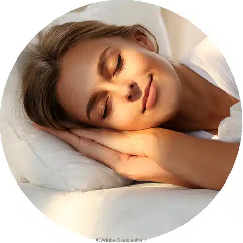 une femme qui dort sur le côté la tête sur l'oreiller