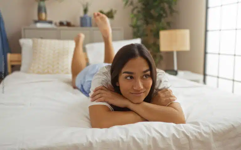 une jeune femme d'origine indienne allongée sur son lit