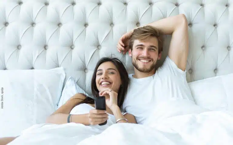 une jeune couple relax dans son lit