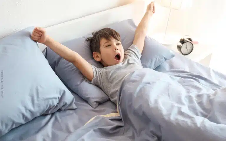 un jeune garçon au réveil