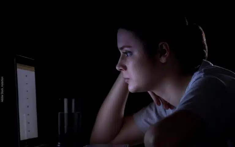 une jeune femme bloquée sur sa tablette la nuit