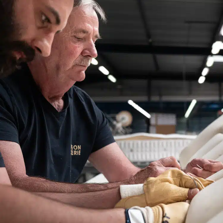 deux opérateurs à l'usine maison de la literie
