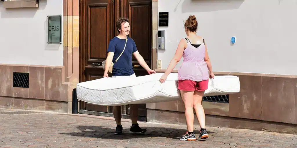 un jeune couple se déménage un vieux matelas