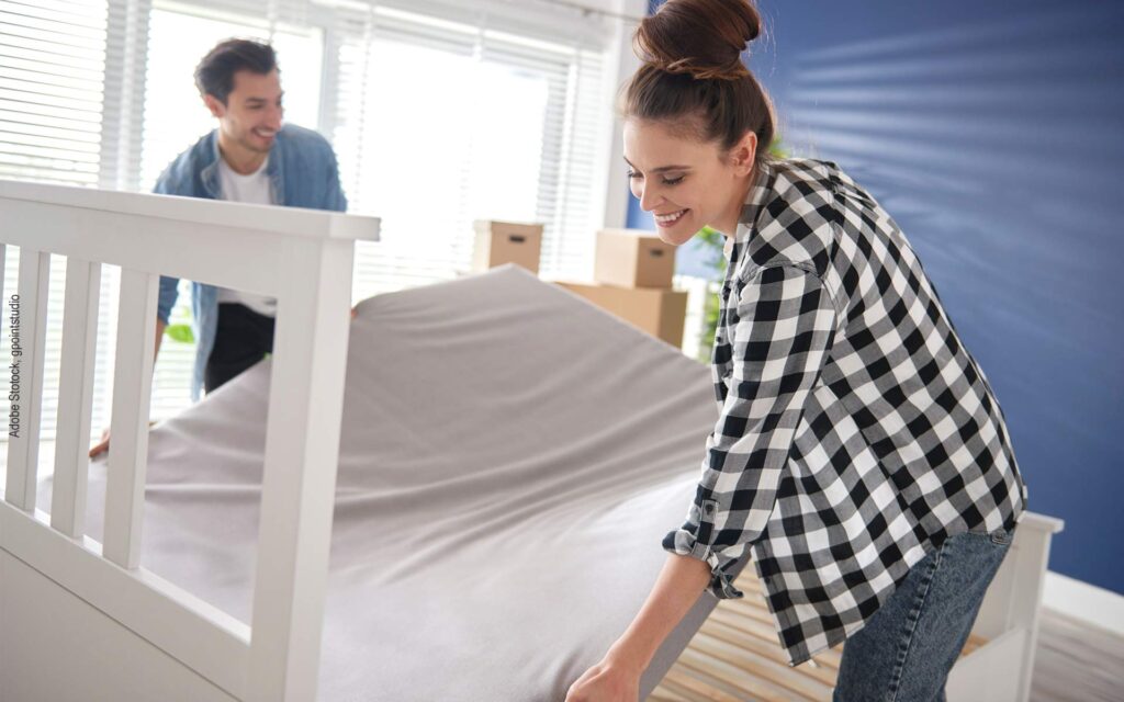 un couiple retourne son matelas