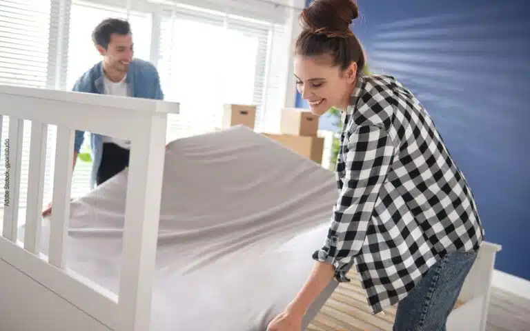 un couiple retourne son matelas