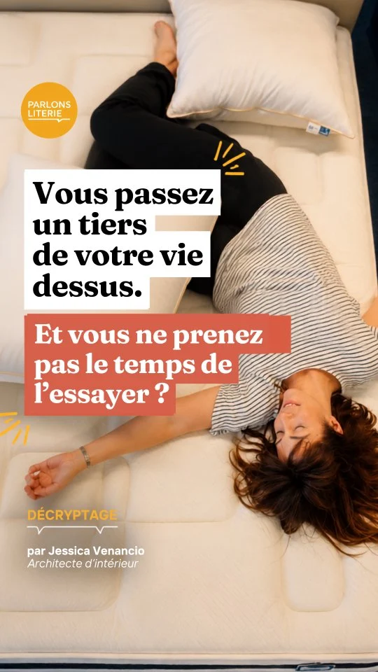 Vous passez un tiers de votre vie dessus… et vous ne l'avez jamais essayé&nbsp;? 👀On achète des chaussures en les essayant.
On teste une voiture avant de signer.
Mais un matelas&nbsp;? On clique et on croise les doigts 😬Dans cette vidéo, je vous emmène dans un vrai magasin de literie.
Pour toucher, comparer, s'allonger et comprendre pourquoi ça change tout.Et je vous présente quelqu'un que vous ne trouverez jamais en ligne&nbsp;: un conseiller literie. Un vrai.🛏️ Quelques conseils pour réussir votre essai&nbsp;:
→ Prenez votre temps, allongez-vous au moins 10 minutes
→ Venez à deux si vous dormez à deux
→ Ne regardez pas que le matelas&nbsp;: oreiller, couette, linge de lit - tout l'ensemble compte.Une literie, ça ne se devine pas sur un écran.
Ça se vit&nbsp;!Merci au collectif @parlonsliterie de réunir des marques qui prennent le temps de nous accueillir, de nous conseiller et de nous laisser essayer sans pression.👉 Retrouvez le magasin le plus proche de chez vous sur parlonsliterie.com#parlonsliterie #literie #matelas #sommeil #essaienmagasin