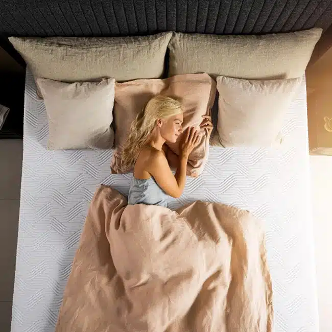 une femme allongée sur un matelas tempur