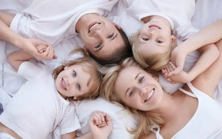 une famille sur un lit en gros plan