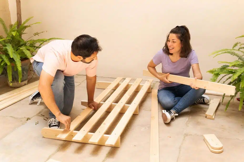 un couple en train de bricoler des lattes en bois